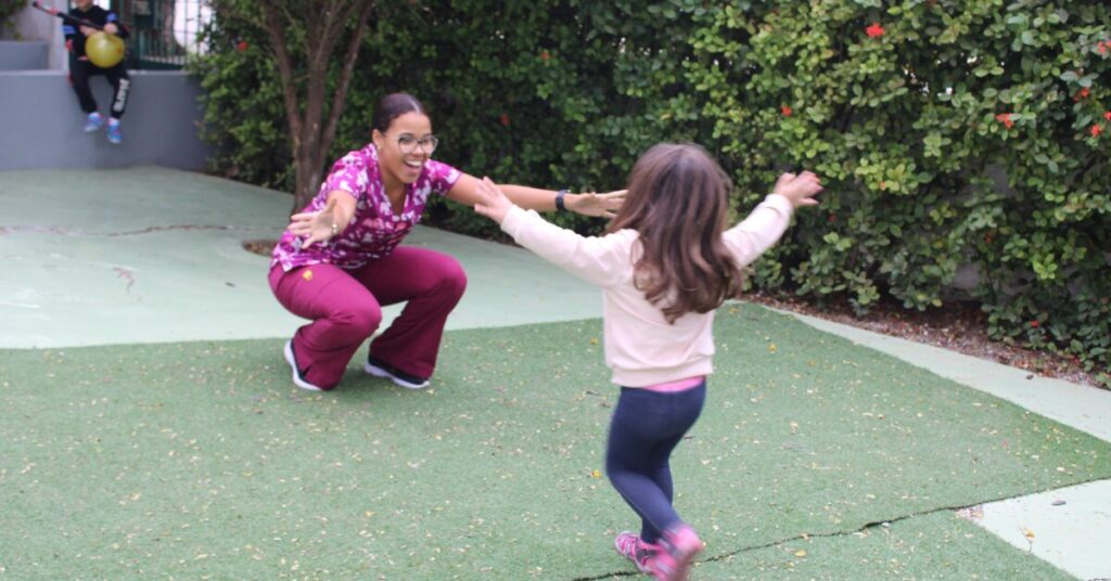 ¿Deben las educadoras dar besos y abrazos a los niños?
